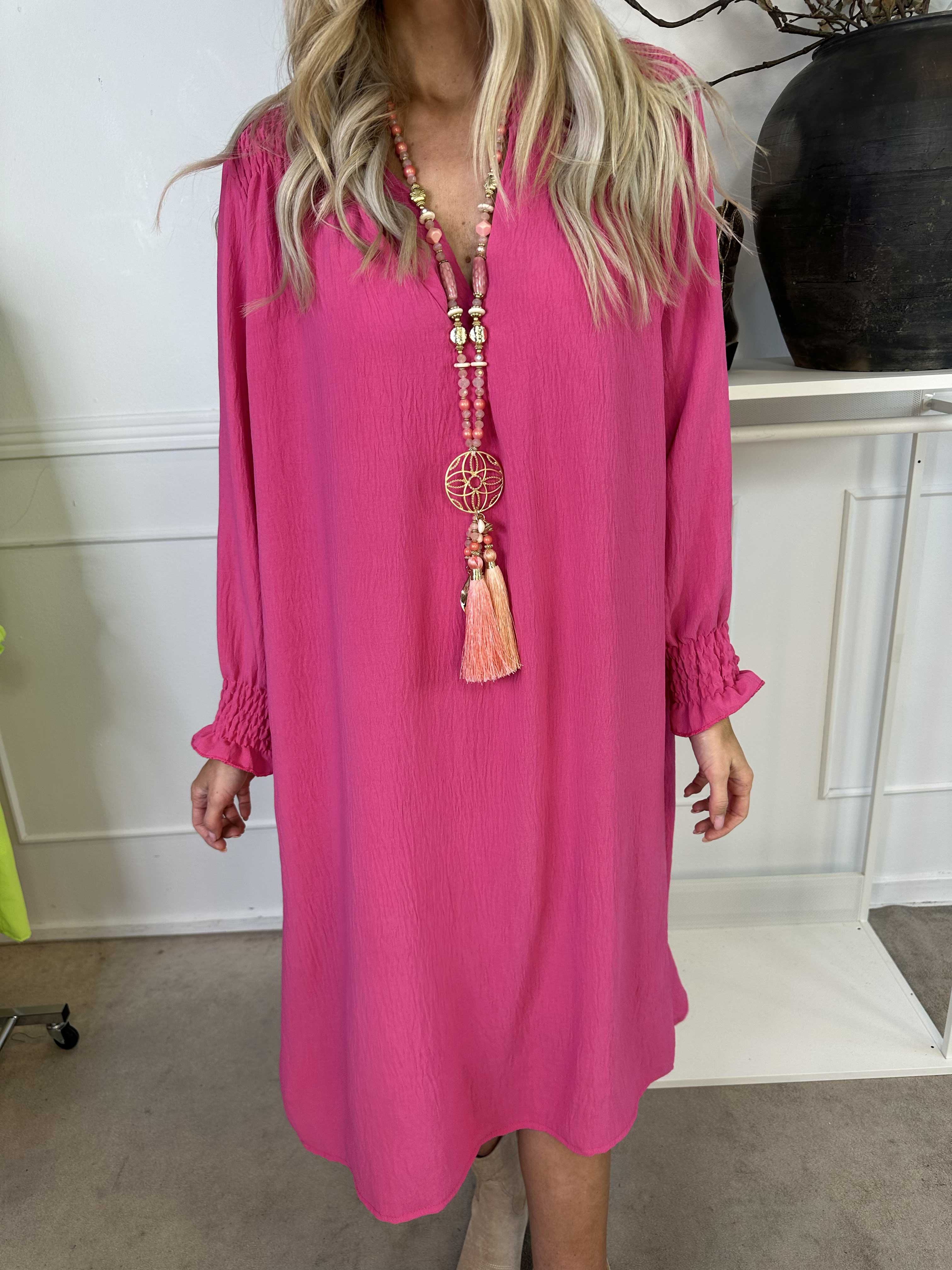 Marisol - Söt smockad klänning med v-ringning